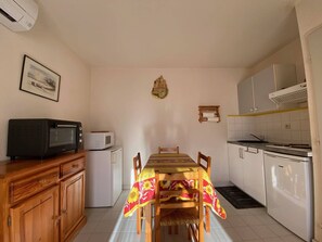Fridge, microwave, oven, stovetop - Cozy 2-Room Villa, AC, Terrace, Near Beach, Sleeps 4, Le Barcarès (Port Barcarès)