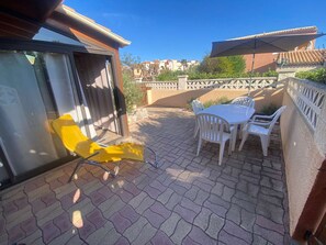 Outdoor dining - Cozy 2-Room Villa, AC, Terrace, Near Beach, Sleeps 4, Le Barcarès (Port Barcarès)