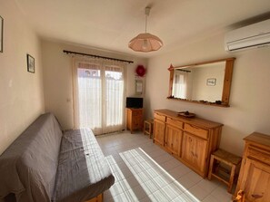 TV - Cozy 2-Room Villa, AC, Terrace, Near Beach, Sleeps 4, Le Barcarès (Port Barcarès)