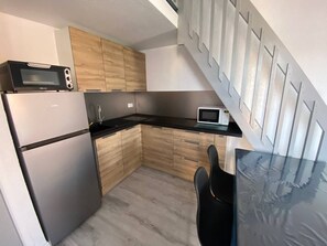 Fridge, microwave, oven, stovetop - Beachfront 1BR Loft with Terrace, Parking, and Close to Shops in Port Leucate (Port Leucate)