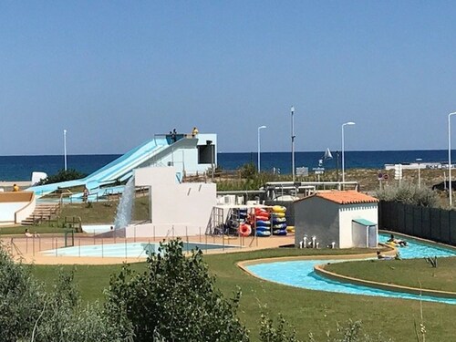 Studio cabine avec piscine, plage à 50m, parking privé, commerces à 400m