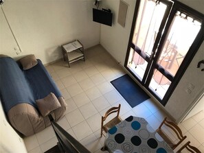 TV - Beachfront Apartment with Mezzanine, Terrace & Private Parking (Port Leucate)