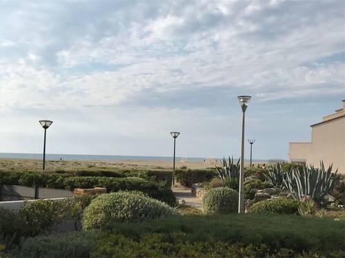 Magnifique T2 en bord de mer, 4 couchages, terrasse, parking, plage à pied, proche commerces et Aqualand