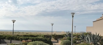 Seaside 2-Room Apartment for 4 Guests with Private Parking, Terrace, and Easy Beach Access