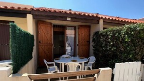 Outdoor dining - Cozy Villa with Terrace, Near Lake, 4 Sleeps, Parking - Port Leucate (Port Leucate)