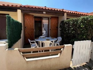 Outdoor dining - Cozy Villa with Terrace, Near Lake, 4 Sleeps, Parking - Port Leucate (Port Leucate)