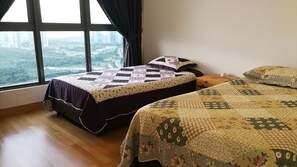 Condo panorámico, 3 habitaciones, vista al mar | 3 habitaciones, escritorio, tabla de planchar con plancha y wifi gratis
