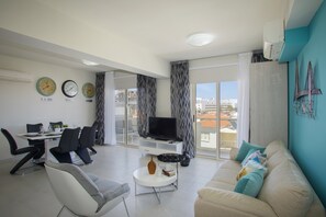 Appartement, 1 slaapkamer (communal pool) | Woonkamer | Flatscreentelevisie