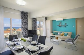 Appartement, 1 slaapkamer (communal pool) | Woonkamer | Flatscreentelevisie