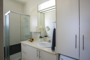 Appartement, 1 slaapkamer (communal pool) | Badkamer | Een douche, gratis toiletartikelen, een haardroger, handdoeken