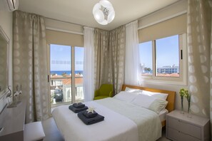 Appartement, 1 slaapkamer (communal pool) | 1 slaapkamer, een kluis op de kamer, een strijkplank/strijkijzer