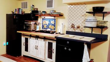 Full-size fridge, microwave, oven, coffee/tea maker