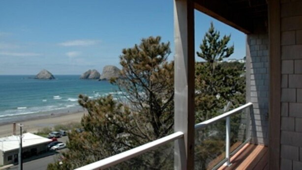 Ein Balkon mit Blick auf das Meer und Felsformationen.