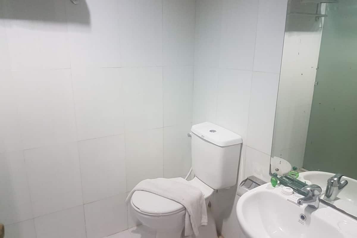 standard room | bathroom | shower, free toiletries, towels