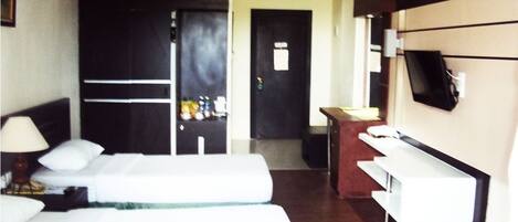 Standard Room | 1 bedroom, minibar, in-room safe, desk