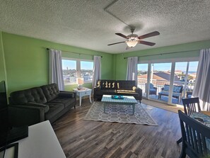 Een televisie, tafelvoetbal, een tafeltennistafel en boeken