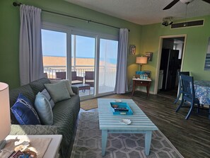 Fernseher, Tischfußball, Tischtennisplatte, Bücher