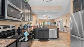 Refrigerador, microondas, horno, placa de cocina