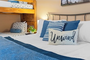3 bedrooms, iron/ironing board, free WiFi, bed sheets - Spacious Lake Front Condo, Sunsets, 5 min to SDC (Branson)