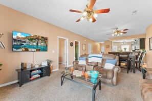 TV, fireplace, DVD player - Spacious Lake Front Condo, Sunsets, 5 min to SDC (Branson)