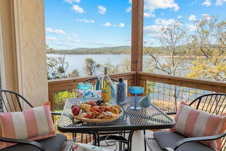 Restaurante al aire libre. Spacious Lake Front Condo, Sunsets, 5 min to SDC