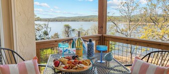 Spacious Lake Front Condo, Sunsets, 5 min to SDC