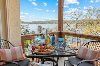 Spacious Lake Front Condo, Sunsets, 5 min to SDC