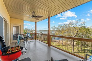 Outdoor dining - Spacious Lake Front Condo, Sunsets, 5 min to SDC (Branson)