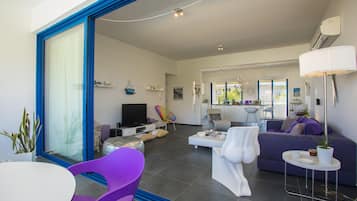 Apartamento, 2 quartos, acesso à piscina, vista para a piscina | Área de estar | TV de tela plana