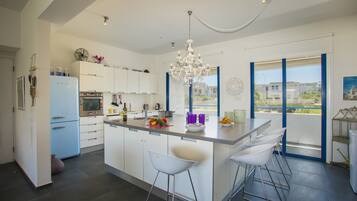 Apartamento, 2 quartos, acesso à piscina, vista para a piscina | Opções para refeição no quarto