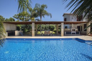 Piscine extérieure, parasols de plage, chaises longues