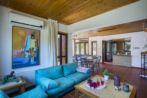 Villa, 3 chambres, piscine privée | Coin séjour | Télévision à écran plat