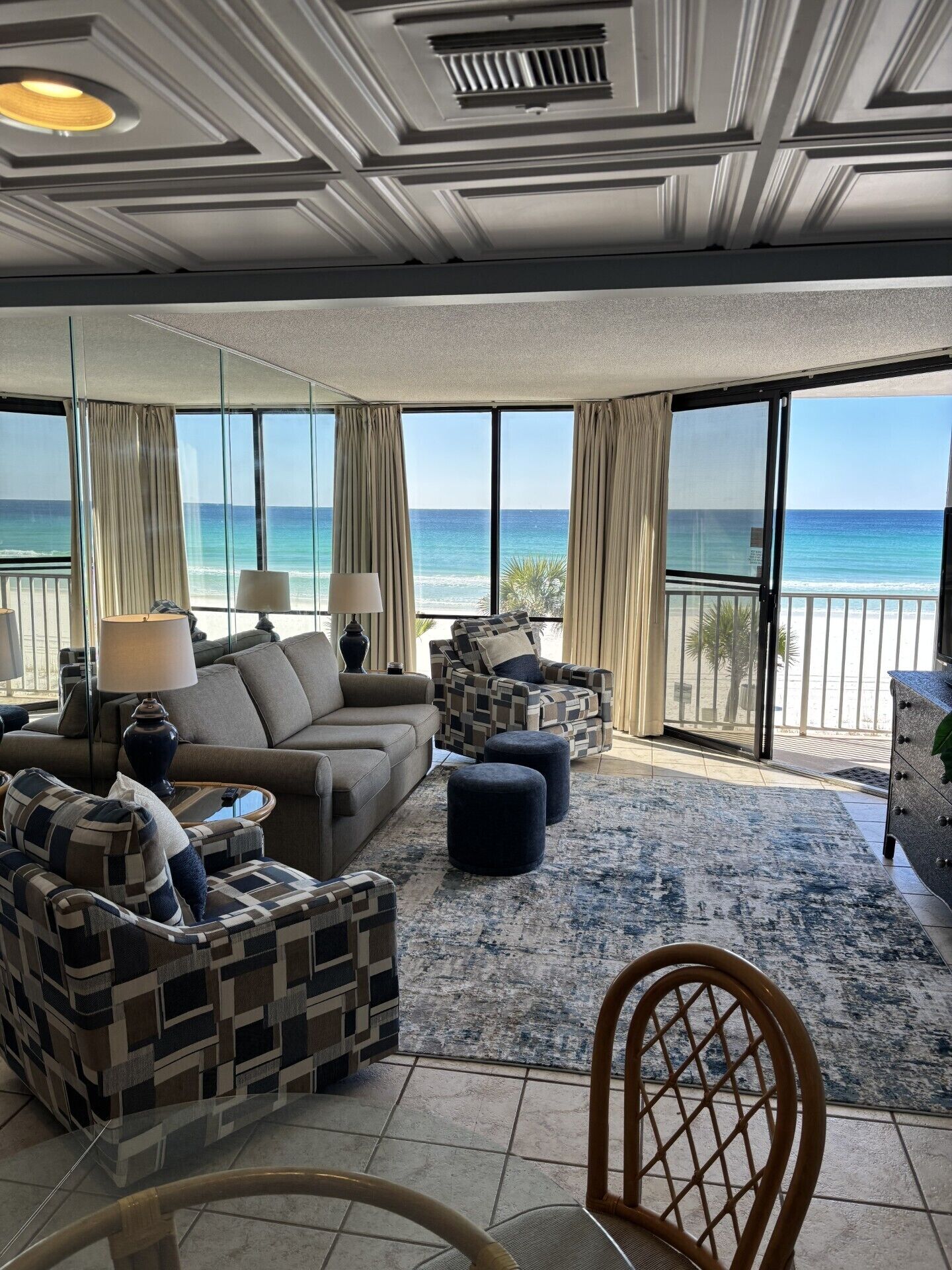 Televisor, reproductor de DVD i llibres 