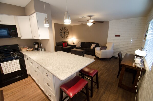 Refrigerador, microondas, horno y parrilla de estufa 