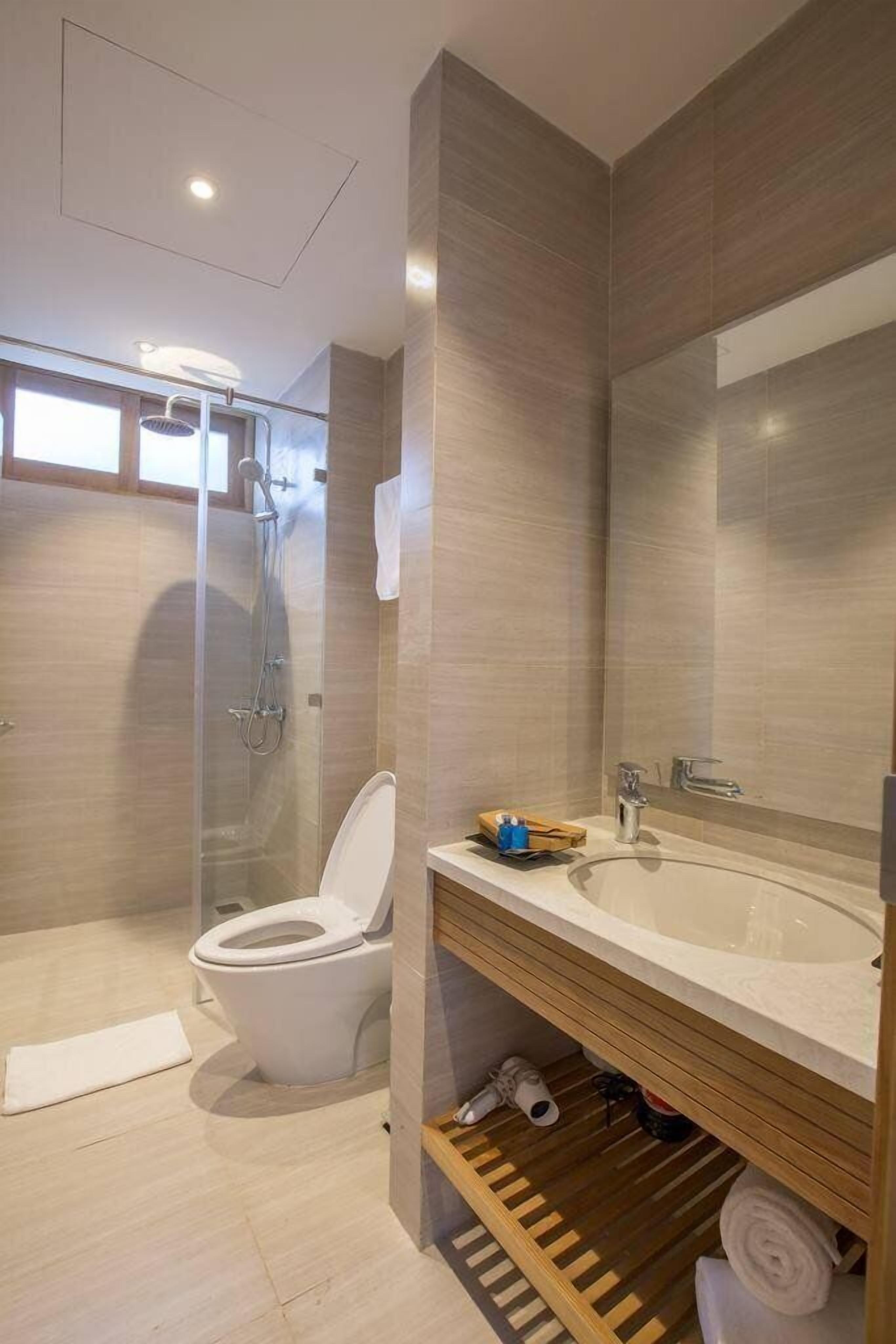 deluxe double room, pool view | bathroom | shower, hydromassage showerhead, free toiletries, hair dryer