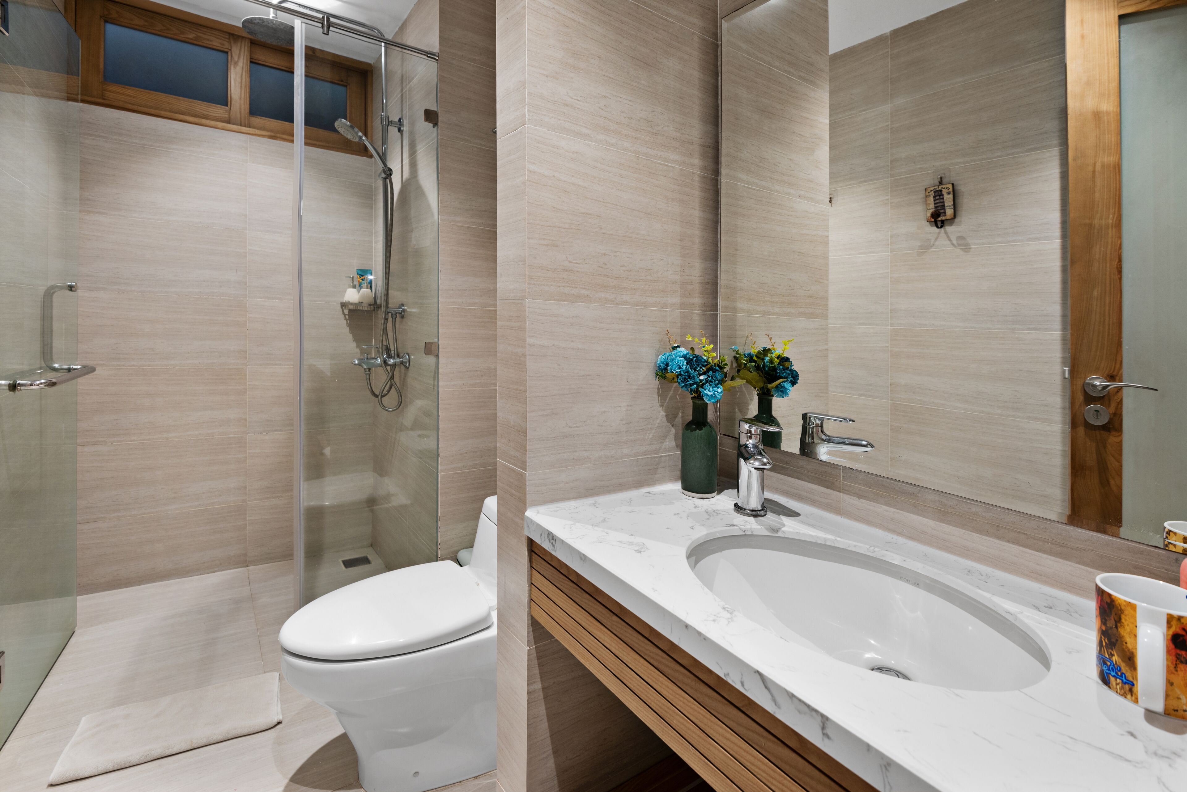 deluxe room | bathroom | shower, hydromassage showerhead, free toiletries, hair dryer