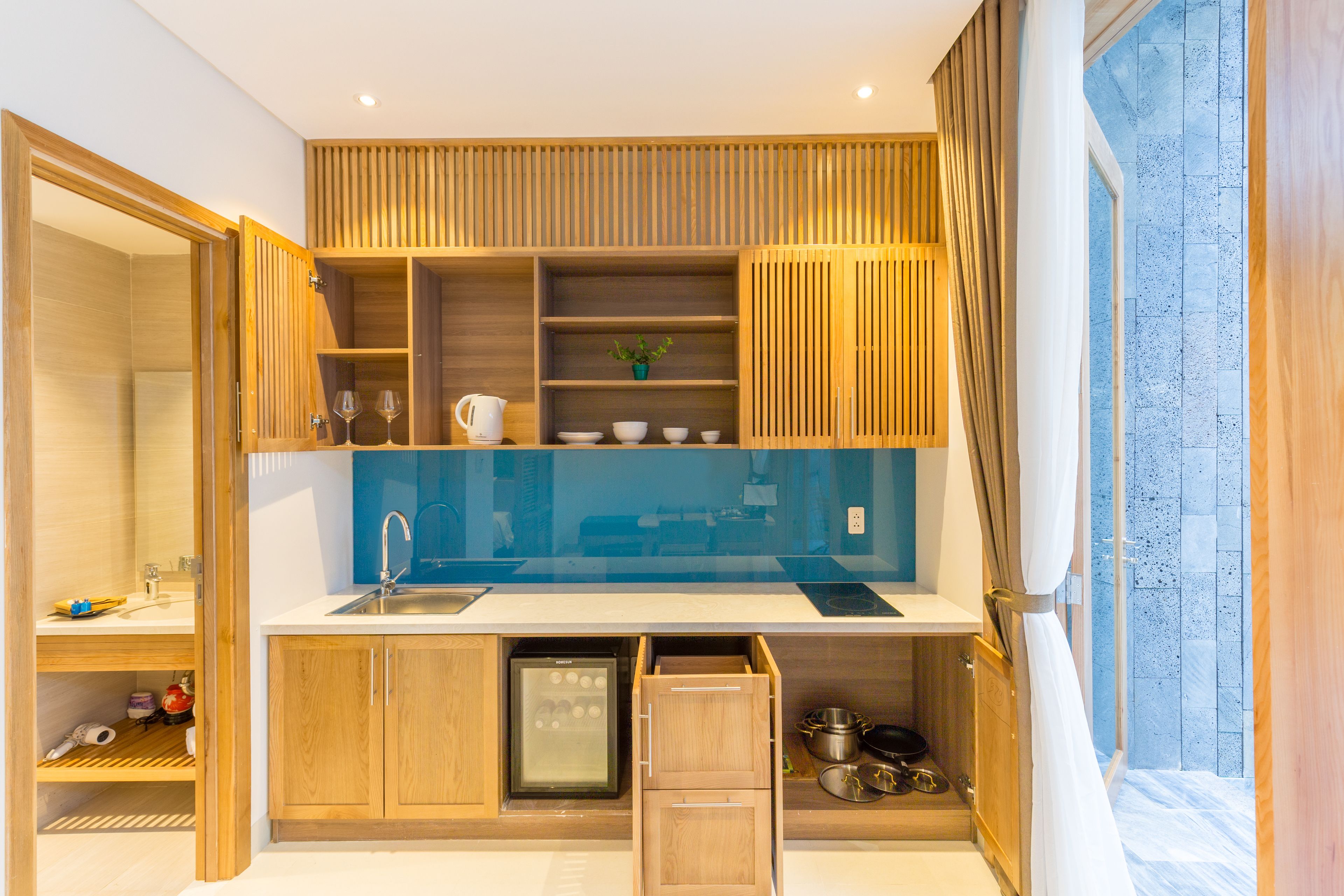 coffee/tea maker, electric kettle, cleaning supplies, kitchen islands