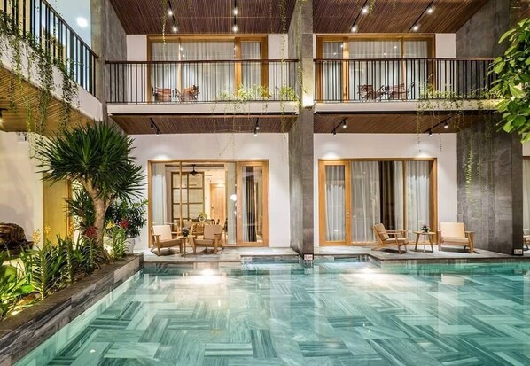 En 40-tommers smart-TV med kabel-kanaler samt TV