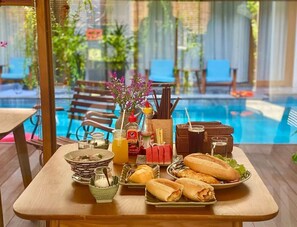 Family Room | In-room dining - Tam House Villa Hotel (Da Nang)
