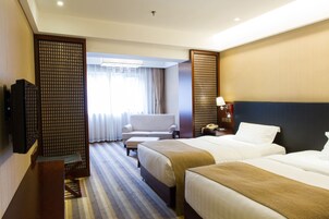 Minibar, pengeskab på værelset, skrivebord, mørklægningsgardiner