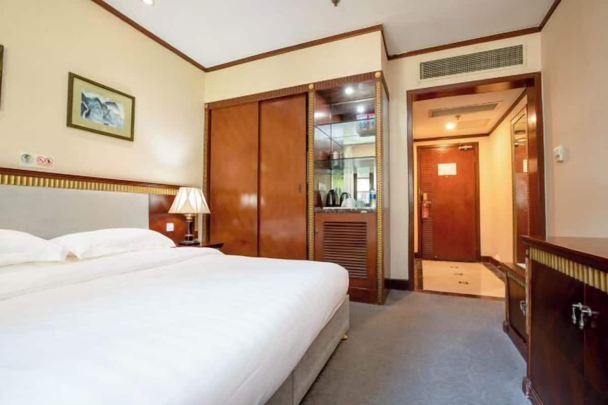 Minibar, in-room safe, desk, blackout drapes
