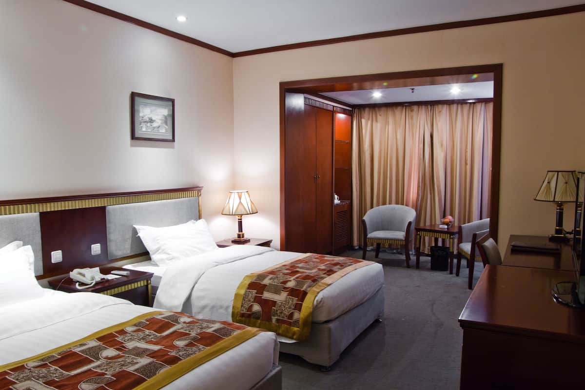 Standard Twin Room | Minibar, in-room safe, desk, blackout drapes