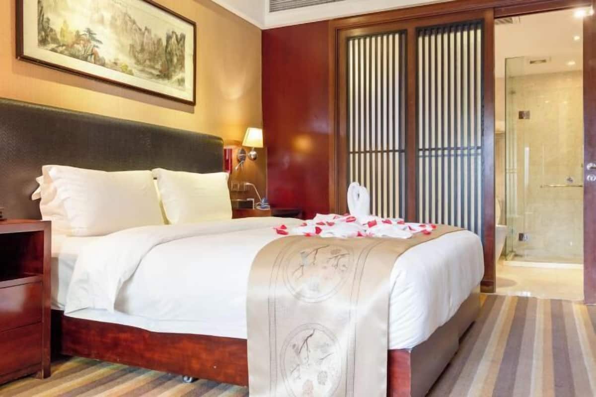 Minibar, in-room safe, desk, blackout drapes