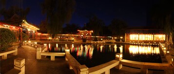 Fachada de la propiedad por la tarde o noche