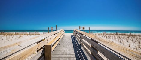 På stranden