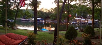 Lakefront-mökki 4 mm: n pÀÀssÀ Ozarks-jÀrven hiljaisella laella! Upouusi telakka !!