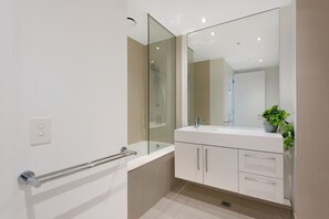 Departamento ejecutivo, 2 habitaciones, vista al río | Baño | Amenidades de baño gratuitas, secadora de cabello, toallas, shampoo 
