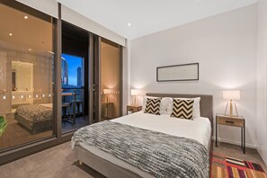2 bedrooms, Egyptian cotton sheets, premium bedding, desk - Sanctuary Apartments - Prima Pearl (Southbank)