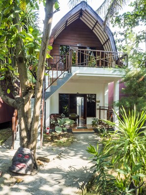 Ducha, artículos de higiene personal gratuitos y toallas