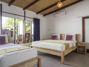 Bungalow Deluxe, plusieurs lits, vue plage, en front de plage | Salle de bain | Douche, articles de toilette gratuits, serviettes fournies